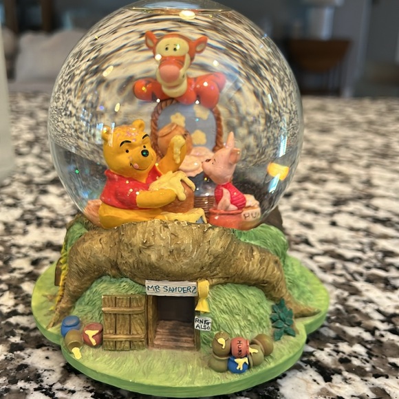 Winnie the Pooh Piglet and Tigger Musical Waterglobe - Picture 3 of 10